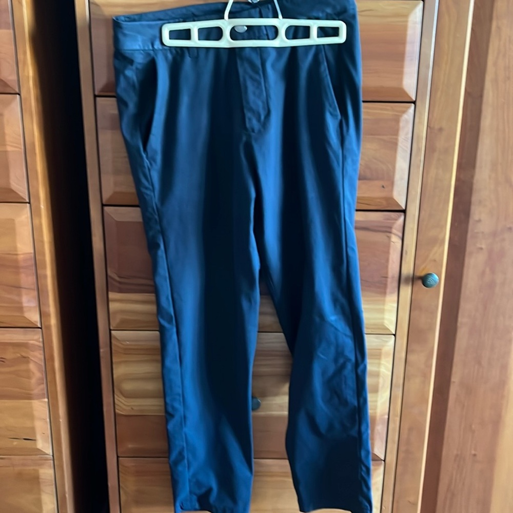 Lululemon zip front, pockets, trousers. Size 28. Black. Zipper pocket on side